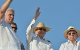 ראול קסטרו (במרכז) ומיגל דיאז קאנל (משמאל) (צילום: AFP)