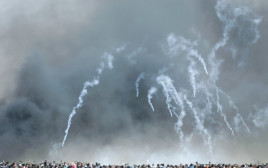 ירי גז מדמיע בגבול עזה (צילום: רויטרס)