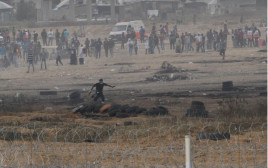 פלסטינים מתפרעים בגבול רצועת עזה (צילום: דובר צה"ל)