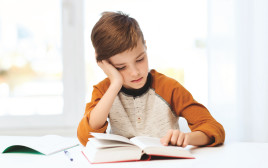 ילד קורא ספר (צילום: אינג אימג')