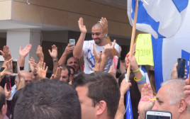 אלאור אזריה חוגג את שחרורו  (צילום: אבשלום ששוני)