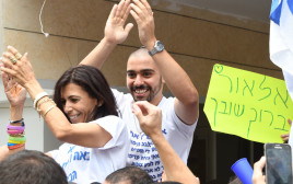 אלאור אזריה ואמו אושרה חוגגים את שחרורו (צילום: אבשלום ששוני)