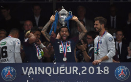 פריז סן ג'רמן חוגגת גביע (צילום: AFP)