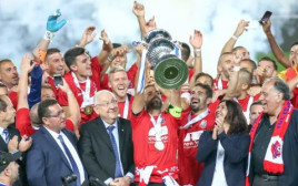 שחקני הפועל חיפה בכדורגל מניפים את גביע המדינה  (צילום: דני מרון)