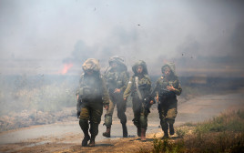 חיילי צה"ל בגבול רצועת עזה (צילום: רויטרס)