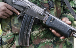 איש חמוש בקולומביה  (צילום: רויטרס)