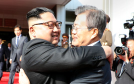 קים ג'ונג און ומון ג'יאה-אין מתחבקים (צילום: רויטרס)