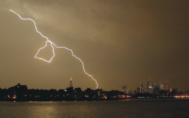 סופת ברקים בלונדון (צילום: רויטרס)