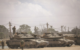 טנקים של צה"ל בגבול רצועת עזה (צילום: יונתן זינדל, פלאש 90)