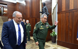 שר הביטחון אבגידור ליברמן עם שר ההגנה הרוסי סרגיי שויגו (צילום: אריאל חרמוני, משרד הביטחון)