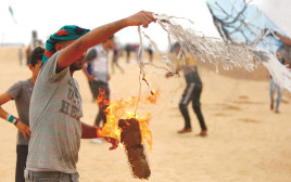 שיגור עפיפון תבערה מרצועת עזה (צילום: AFP)