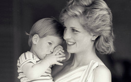 הנסיך הארי עם אמו הנסיכה דיאנה   (צילום: רויטרס)
