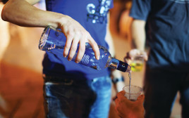 שתיית אלכוהול בקרב בני נוער (צילום: קובי גדעון, פלאש 90)