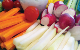 ירקות פרוסים ומטבל יוגורט