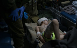 פינוי פצועים סורים ע"י צה"ל (צילום: דובר צה"ל)