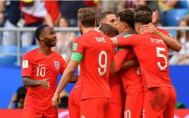 נבחרת אנגליה חוגגת (צילום: AFP)