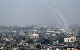 שיגורים מרצועת עזה (צילום: AFP)