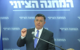 אבי גבאי נואם בישיבת סיעת המחנה הציוני