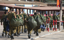 חיילים בבקו"ם (צילום: אלי דסה)