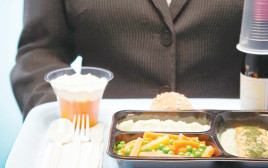 ארוחה בטיסה (צילום: אינג אימג')