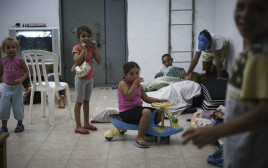 ילדים במקלט (צילום: הדס פרוש, פלאש 90)