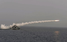משחתת איראנית משגרת טיל נגד אוניות (צילום: רויטרס)