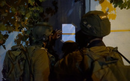 חיילי צה"ל מוסרים צו הריסה לבית משפחת המחבל מהפיגוע באדם (צילום: דובר צה"ל)