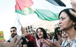 מפגינים עם דגל פלסטין (צילום: תומר נויברג, פלאש 90)