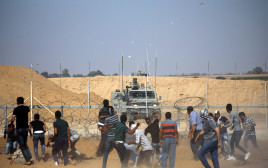 עימותים עם פלסטינים בגבול רצועת עזה (צילום: רויטרס)