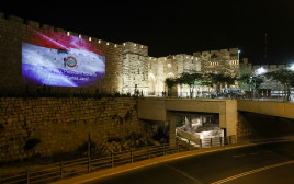 דגל פרגוואי על חומות ירושלים (צילום: יונתן זינדל, פלאש 90)