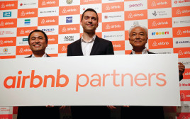 מייסד Airbnb העולמי עם עמיתיו היפנים. צורך, לא מטרד (צילום: רויטרס)