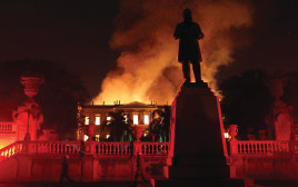 המוזיאון הלאומי בריו עולה באש (צילום: רויטרס)