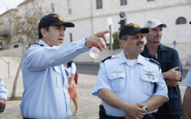 רוני אלשיך ויורם הלוי (צילום: דוברות המשטרה)
