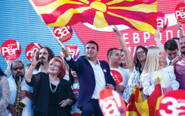 ראש ממשלת מקדוניה זוראן זאאב בעצרת תמיכה בהסכם (צילום: AFP)