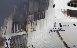 ספינת נוסעים עולה באש (צילום: רויטרס)