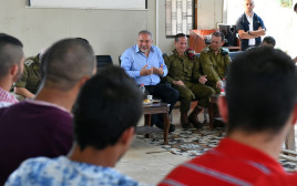 ליברמן נפגש עם מסתערבי דובדבן (צילום: אריאל חרמוני, משרד הביטחון)
