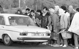 פועלים פלסטינים ליד אצטדיון רמת גן, 1985 (צילום: שמואל רחמני)