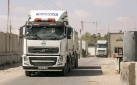 משאיות במעבר כרם שלום (צילום: ראחים חאטיב פלאש 90)