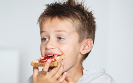 ילד אוכל (צילום: אינג אימג')