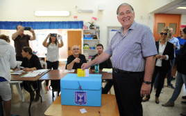 יונה יהב מצביע בבחירות מקומיות (צילום: מאיר וקנין)