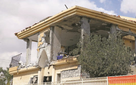 בית שנפגע מרקטה בבאר שבע (צילום: לירון מולדובן)