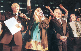 מירי אלוני שיר לשלום עצרת רצח יצחק רבין 1995 (צילום: נועם וינר)