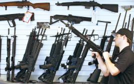 חנות כלי נשק בארה"ב (צילום: רויטרס)