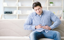 גבר סובל מכאב בטן, אילוסטרציה (צילום: אינג אימג')