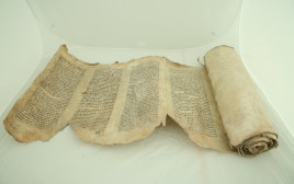 ספר התורה שנמצא בגטו  (צילום: מכון שם עולם)