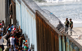 מהגרים בגבול בין ארה"ב למקסיקו (צילום: רויטרס)