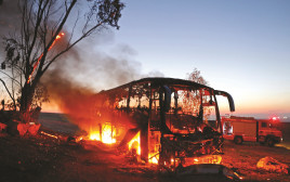 אוטובוס החיילים שנפגע מנ"ט בעוטף עזה (צילום: AFP)