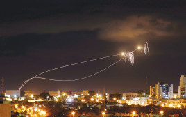 רקטות לעוטף עזה (צילום: רויטרס)