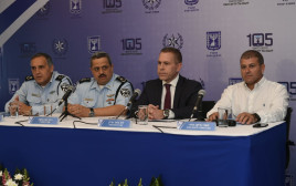 צ'יקו אדרי, גלעד ארדן ורוני אלשיך  (צילום: המשרד לביטחון הפנים)