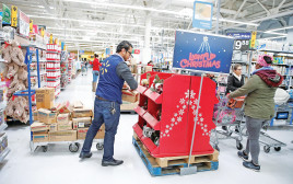 עובד בוולמארט מתכונן לבלאק פריידיי 